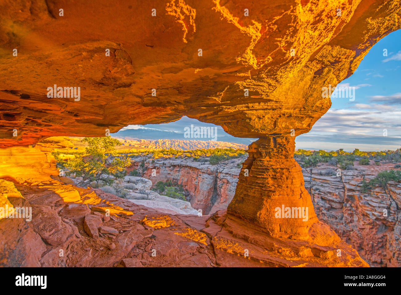 Arch incorniciare La Sal Mountains, Dietro le Rocce al tramonto, Colorado River Canyon vicino a Moab, Utah Foto Stock