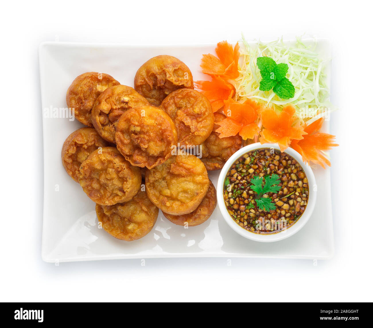 Fried Taro torta vegetariane (Zhu Jiao Quan) servita con peperoncino dolce immersione mix di salsa di arachidi tritate piatto Appitizer , tempo di pausa cibo cinese e tailandese. Foto Stock