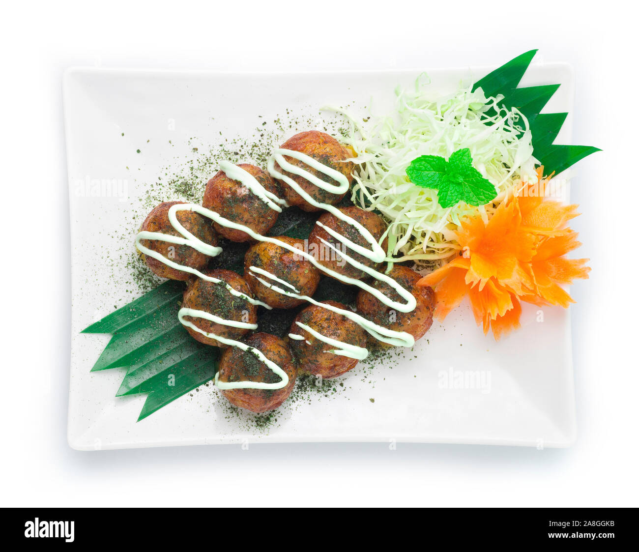 Fotografia alimentare di takoyaki su piastra isolata su sfondo bianco
