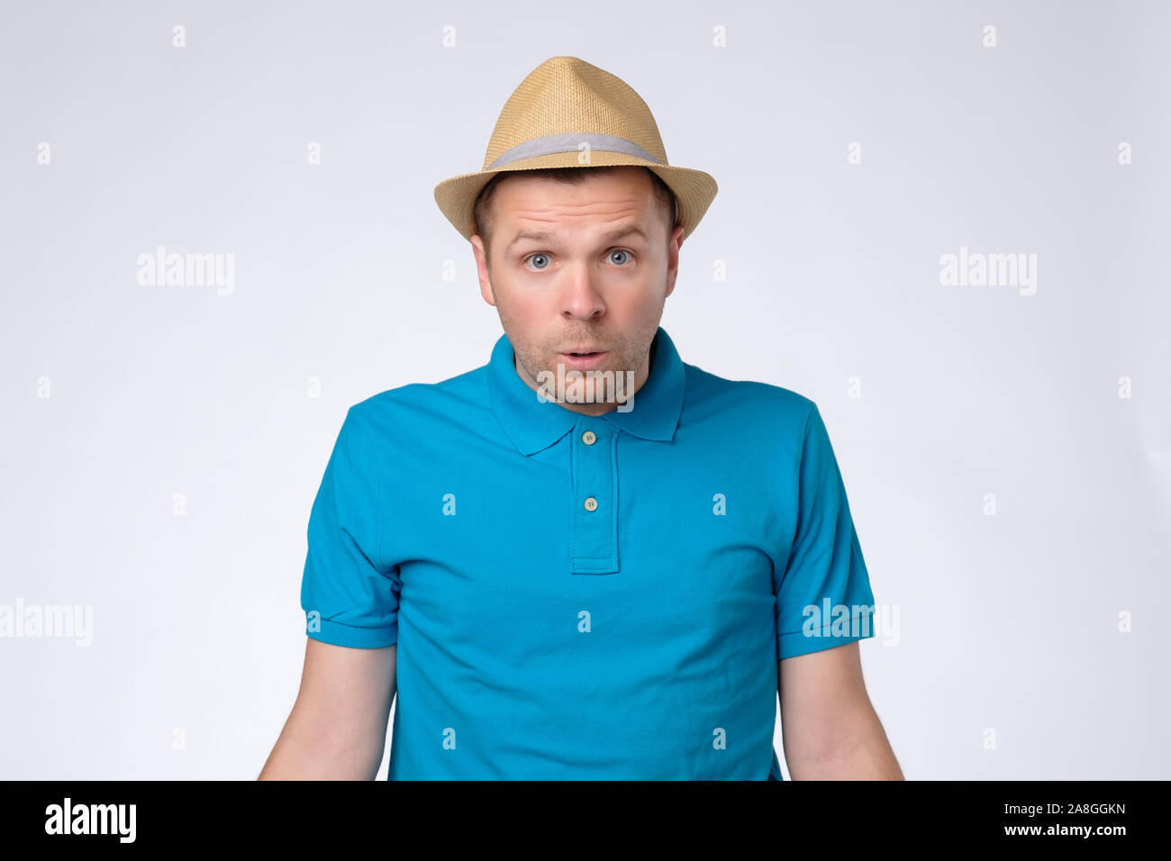 Confusa bello ragazzo in estate e hat blu t-shirt. Studio shot Foto Stock