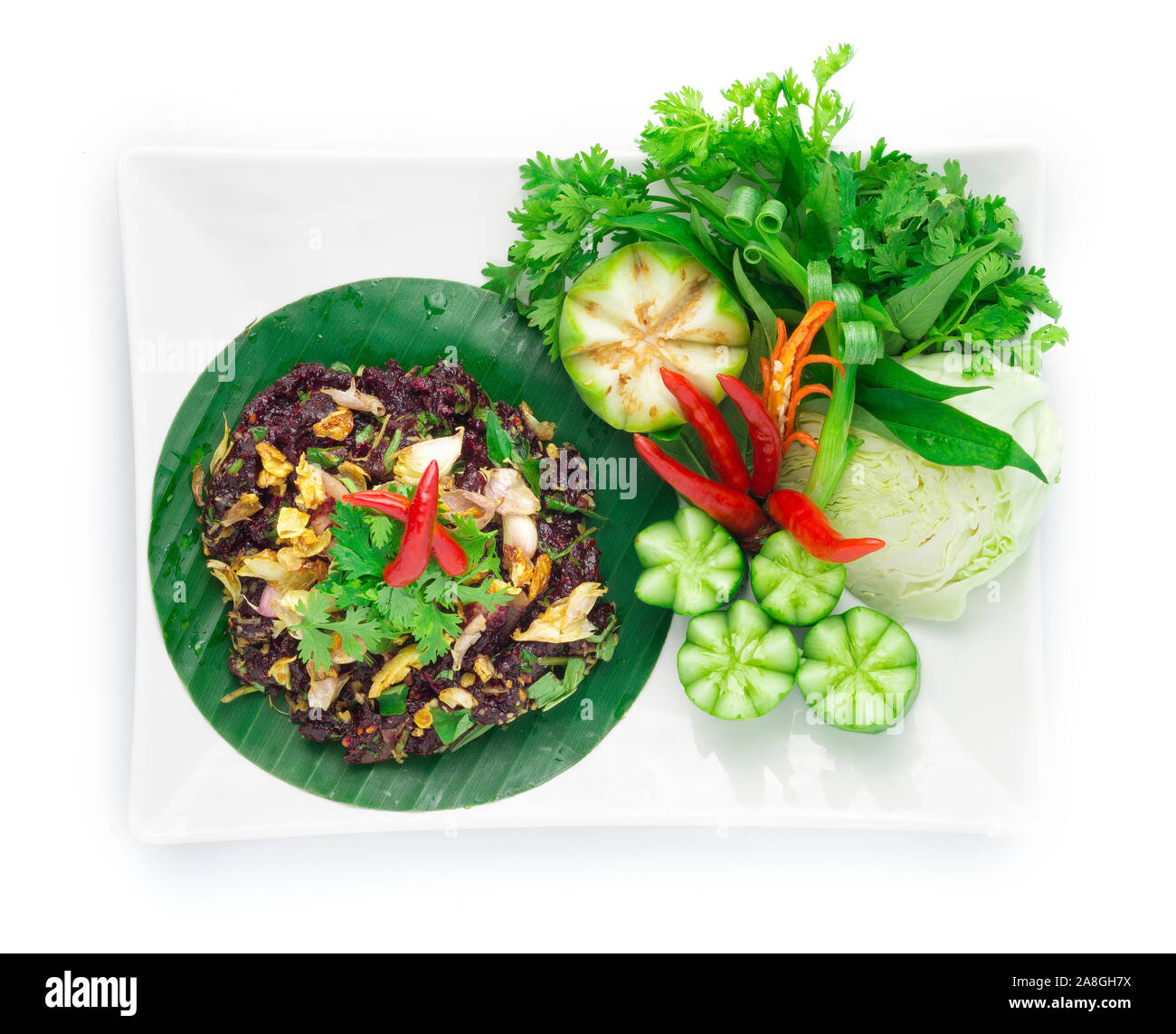 Raw piccante di carne macinata di maiale ingrediente insalata piccante tailandese alle erbe alimentari nel popolare stile settentrionale decorare con scolpito il cetriolo e verdure vista superiore Foto Stock