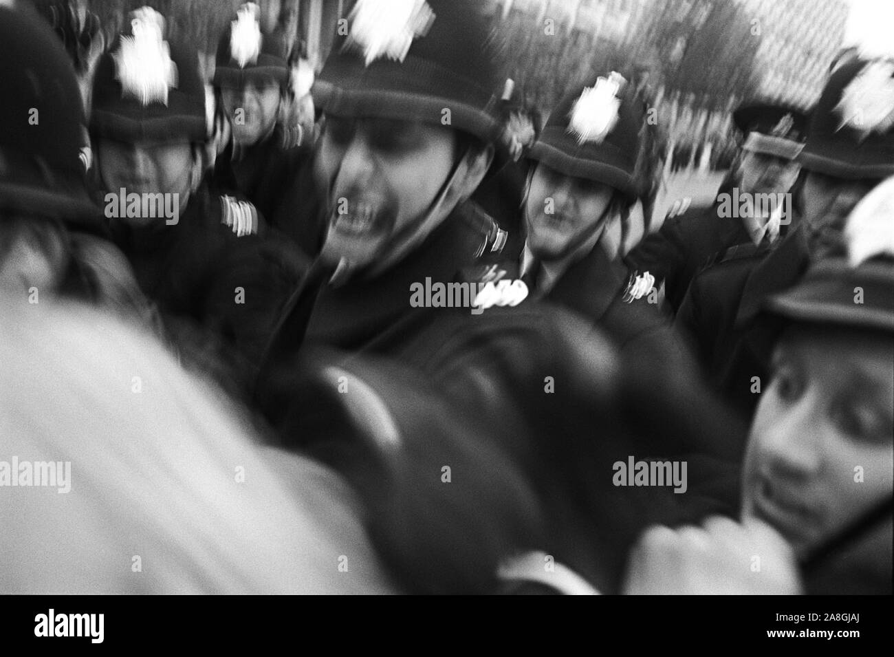 Polizia alla manifestazione di guerra contro il Vietnam - i moti di Grosvenor Square - fuori dall'ambasciata americana, Grosvenor Square, Londra, Inghilterra. 17 marzo 1968.1960s poliziotti del Regno Unito che afferrano un manifestante. HOMER SYKES Foto Stock