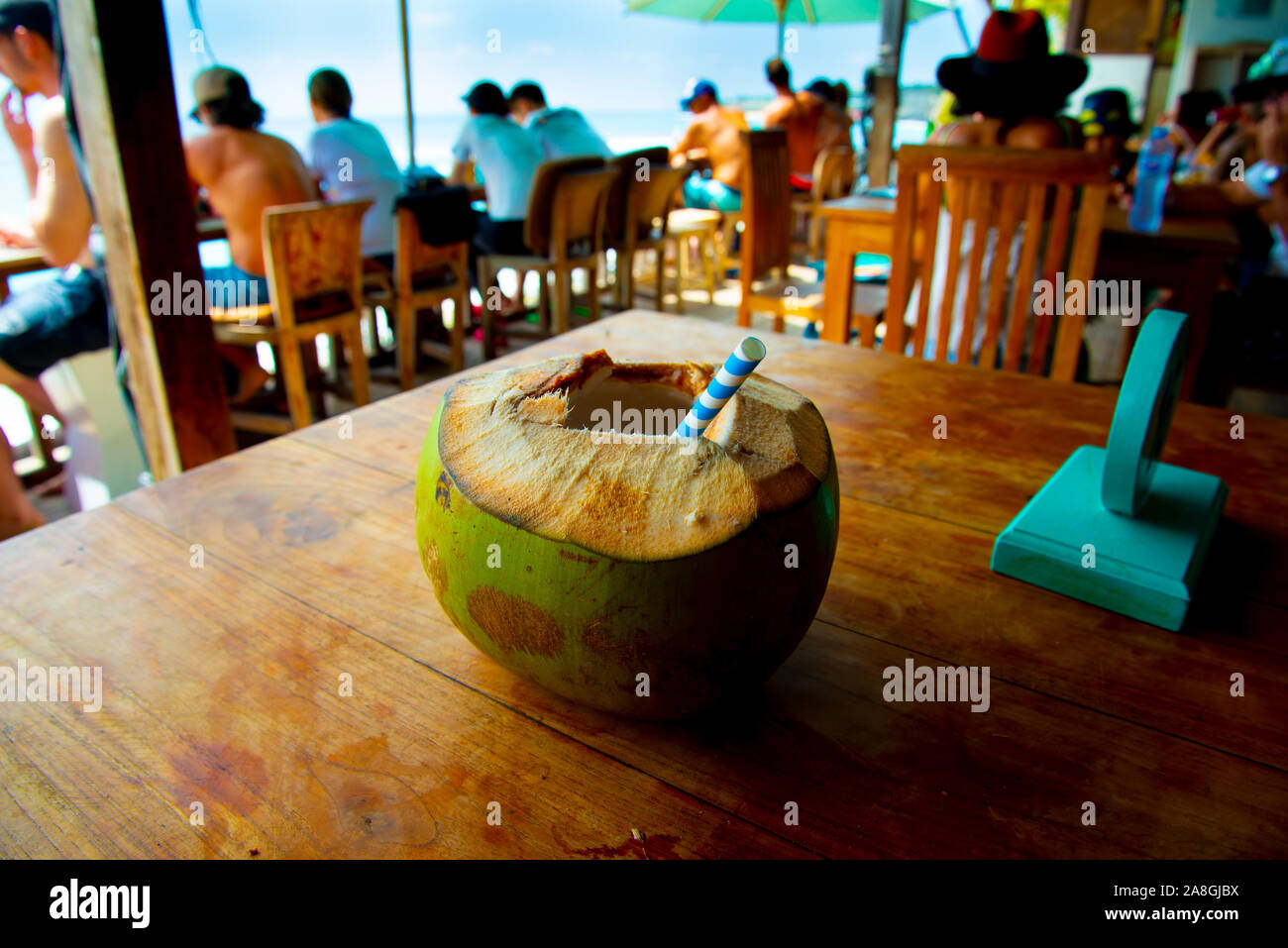 Drink di cocco sulla spiaggia Foto Stock