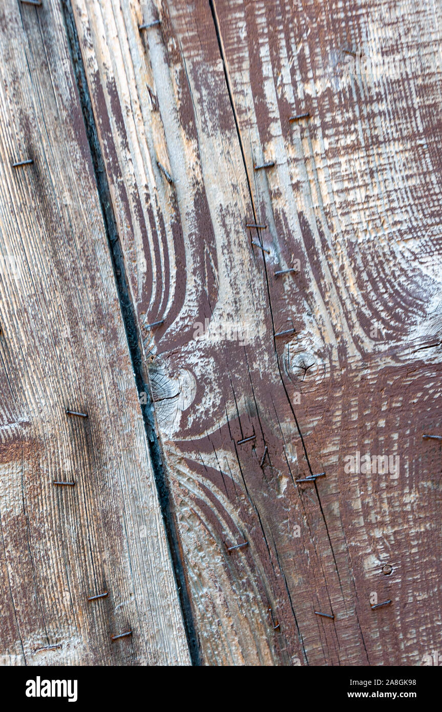 Pannelli di legno e tavole di casa rurale porta, Italia. Le pareti e le decorazioni in legno verniciato per la casa di paese, rovinati dal tempo. Foto Stock