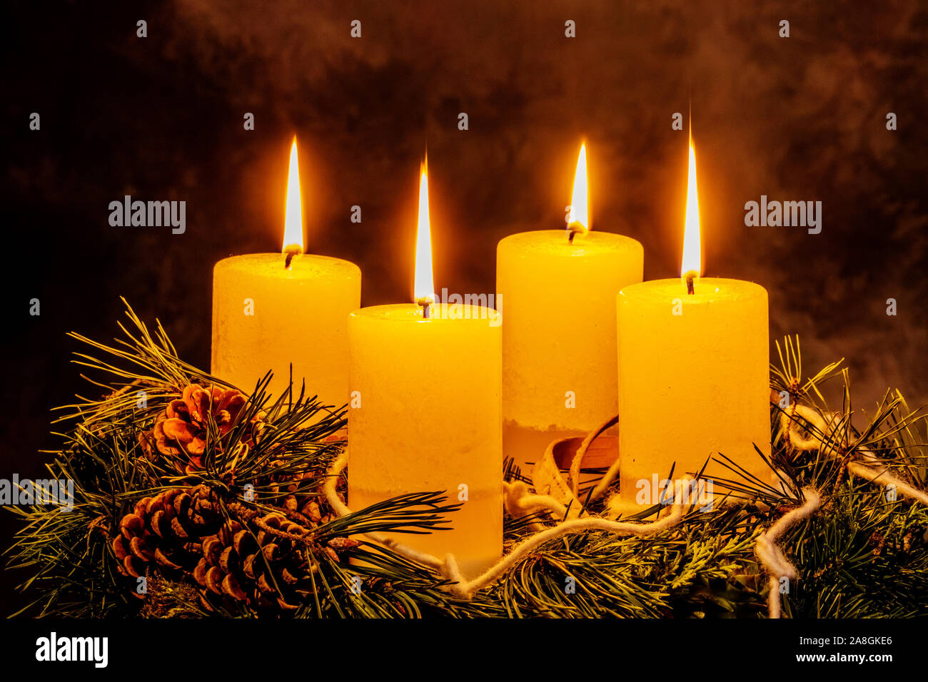 Ein Adventskranz zu Weihnachten sorgt für romatinsche Stimmung in der stillen Avvento Zeit. Foto Stock