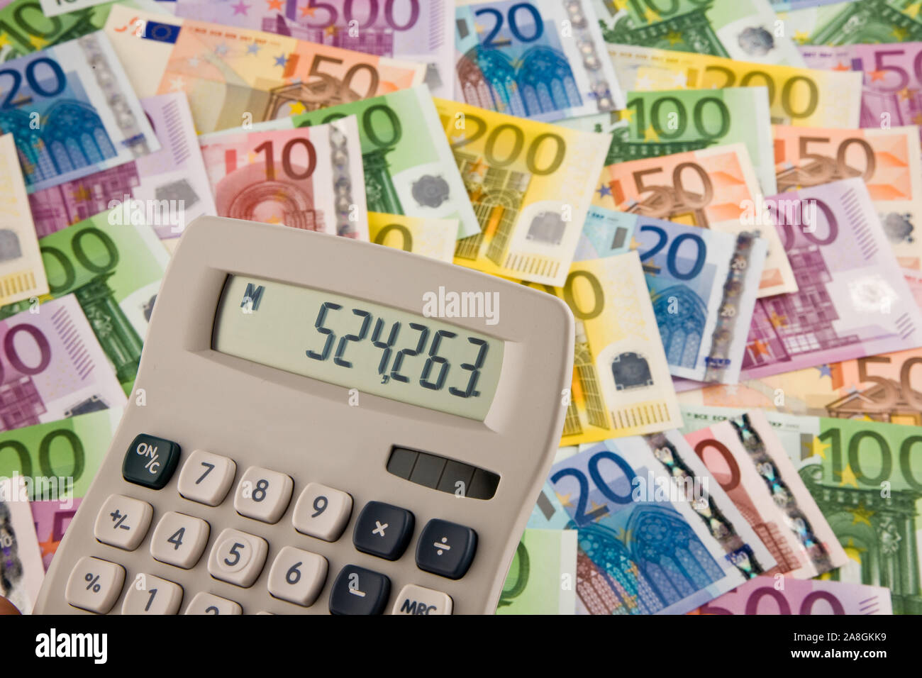 Taschenrechner und Euro-Banknoten Foto Stock