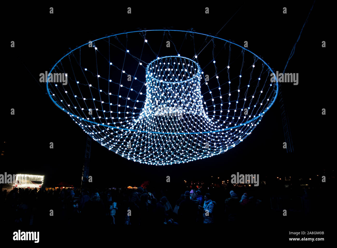 Lightcloud parabolico un arte di installazione sul display in Crosby, Merseyside. Parte delle regioni di Liverpool arts progetto concepito per ispirare le comunità locali a riscoprire la loro quartieri locali e trascorrere il tempo di guardare le stelle. Foto Stock