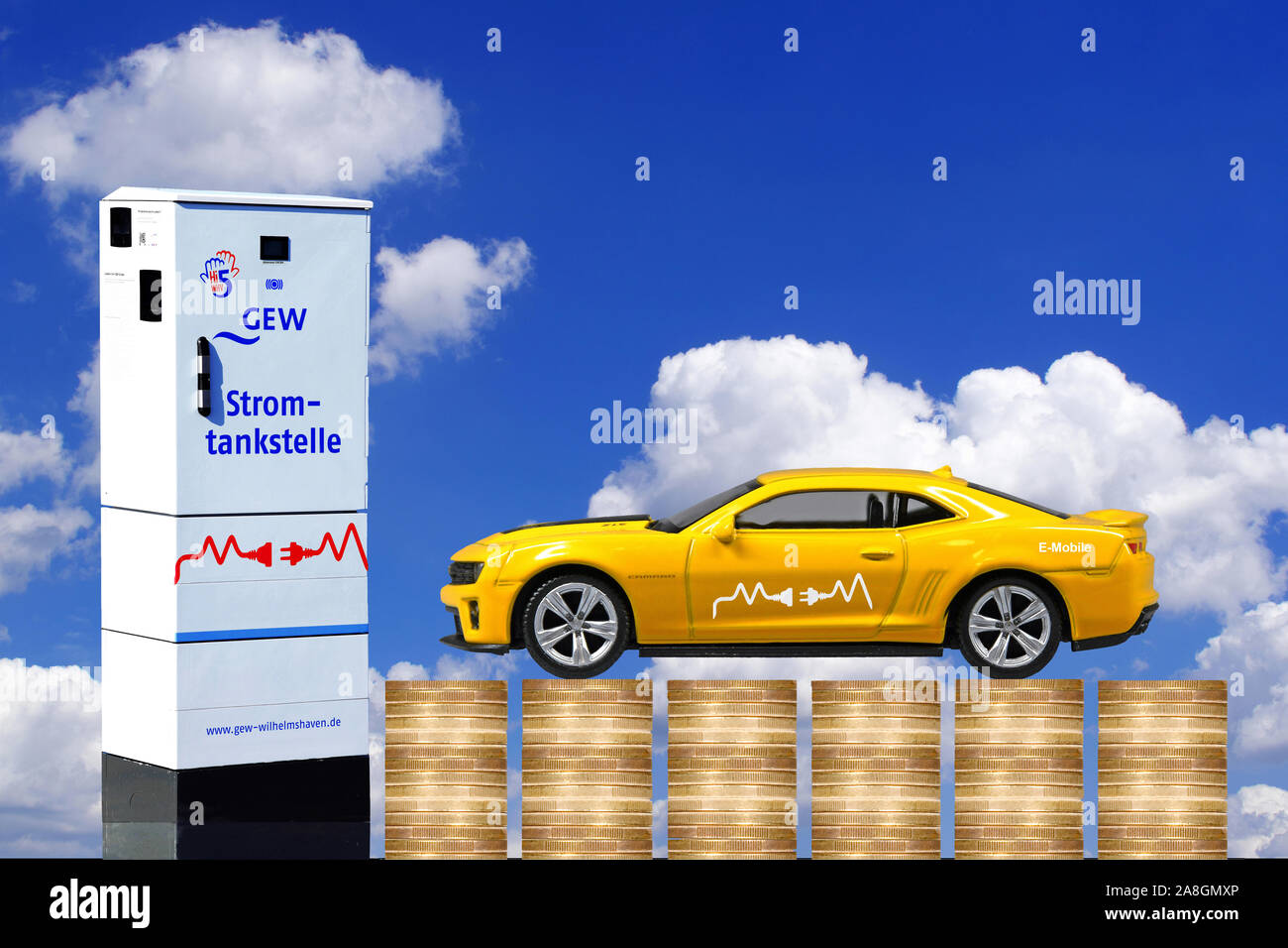 Gelber Chevrolet Camaro, ZL1, STATI UNITI D'AMERICA, vor Stromtankstelle, E-Mobil, E-Mobile, Elektroauto, Tankstelle, Umweltfreundlich, Elektroauto, Foto Stock