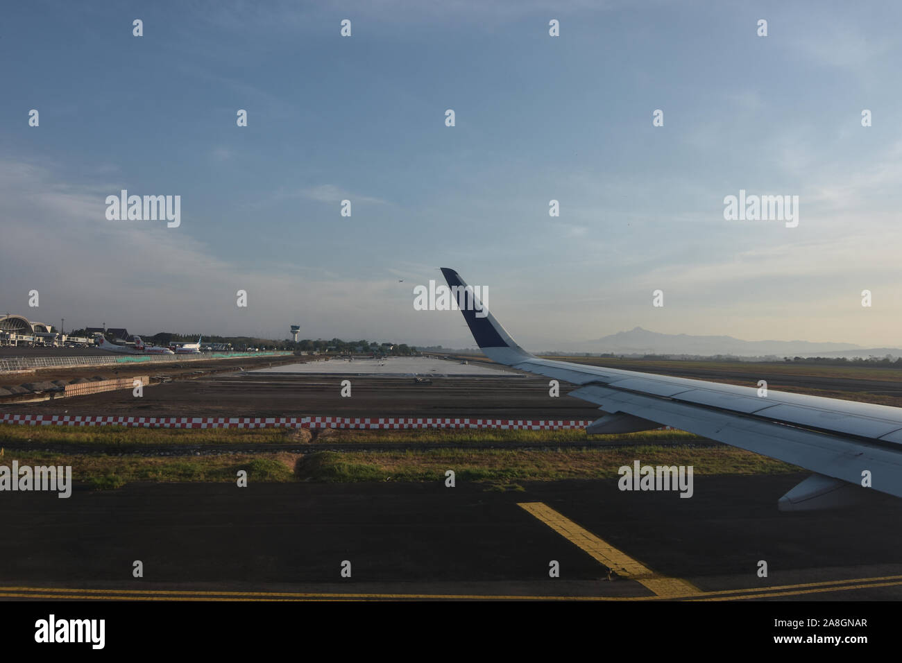 Aeroporto di Hasanuddin vista con lo sfondo Mountain View, angolo di foto da finestra aereo,Airbus A320, aria Batik Foto Stock