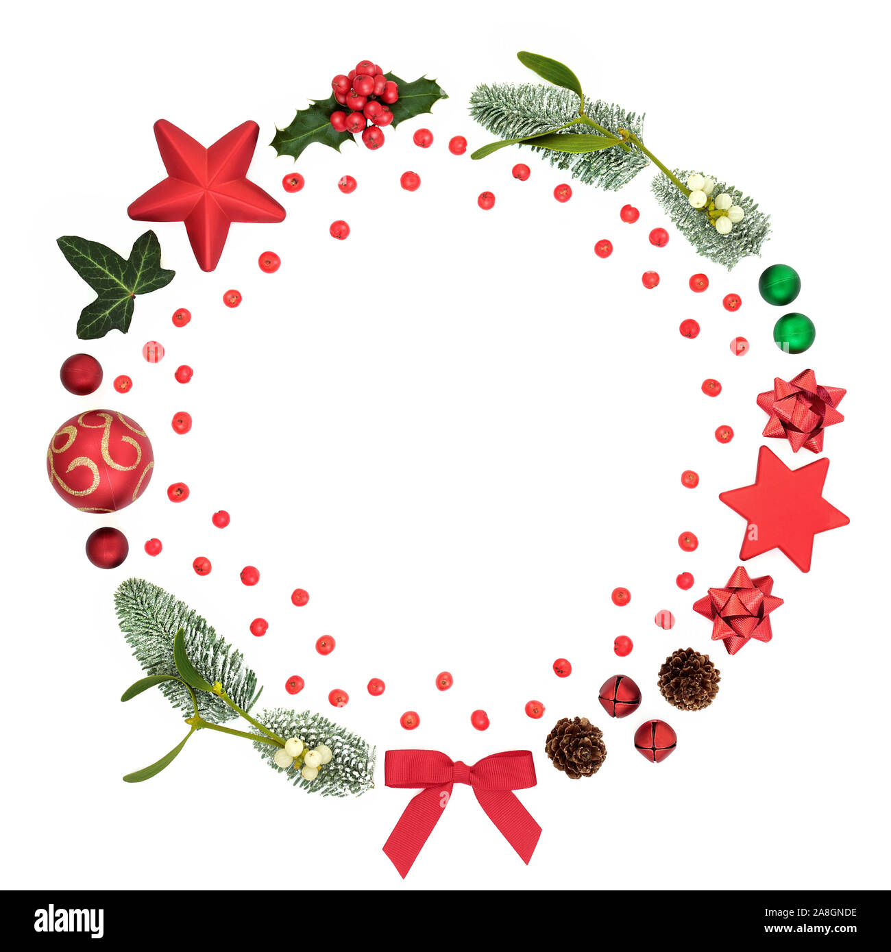 Ghirlanda di Natale decorazione astratta con sciolto holly bacche, inverno flora, simboli e baubles su sfondo bianco, decorative simbolo del Natale. Foto Stock