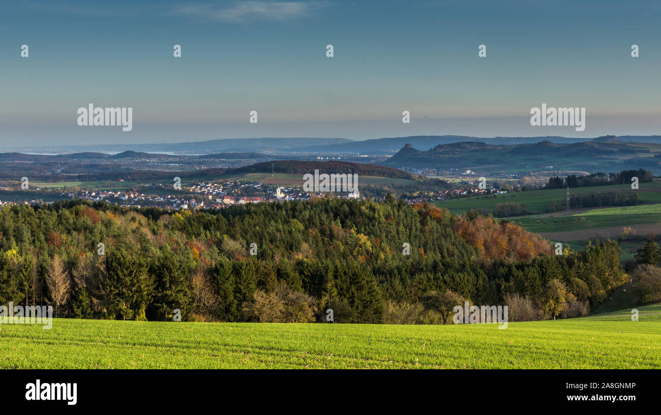 Vista sul paesaggio autunnale di Hegau, Baden-Wuerttemberg, Germania Foto Stock