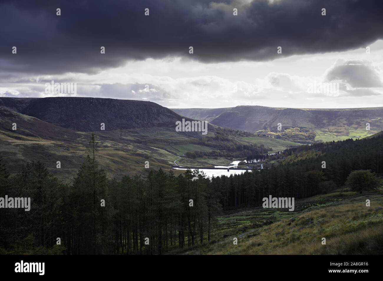 Dovestone Reservoir circondato da Wild Moorland Regno Unito Foto Stock