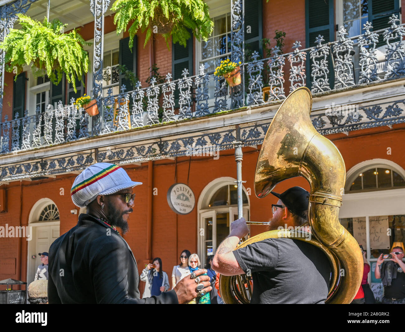 Banda di ottoni nel Quartiere Francese di New Orleans. Questo storico quartiere è famoso per la sua architettura iconica e vita notturna. Foto Stock