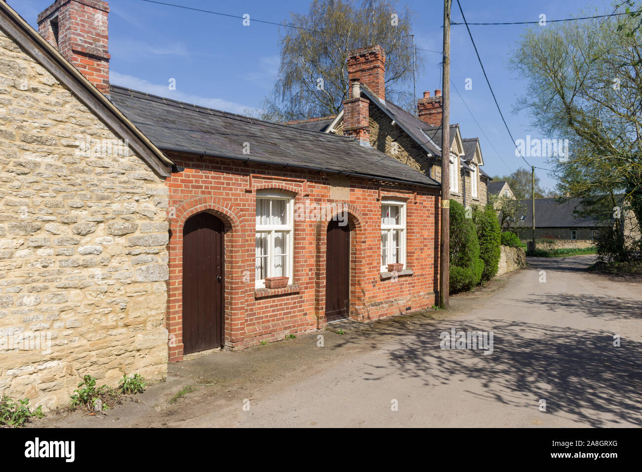 La Old School House, un basso edificio in mattoni risalente al 1844, nel villaggio di Clifton Reynes, Buckinghamshire, UK Foto Stock