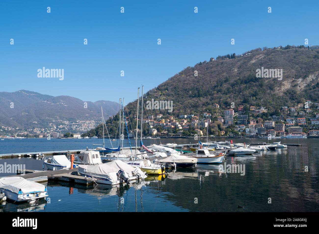 Vista incredibile con la porta a Como - lago di Como in Italia Foto Stock