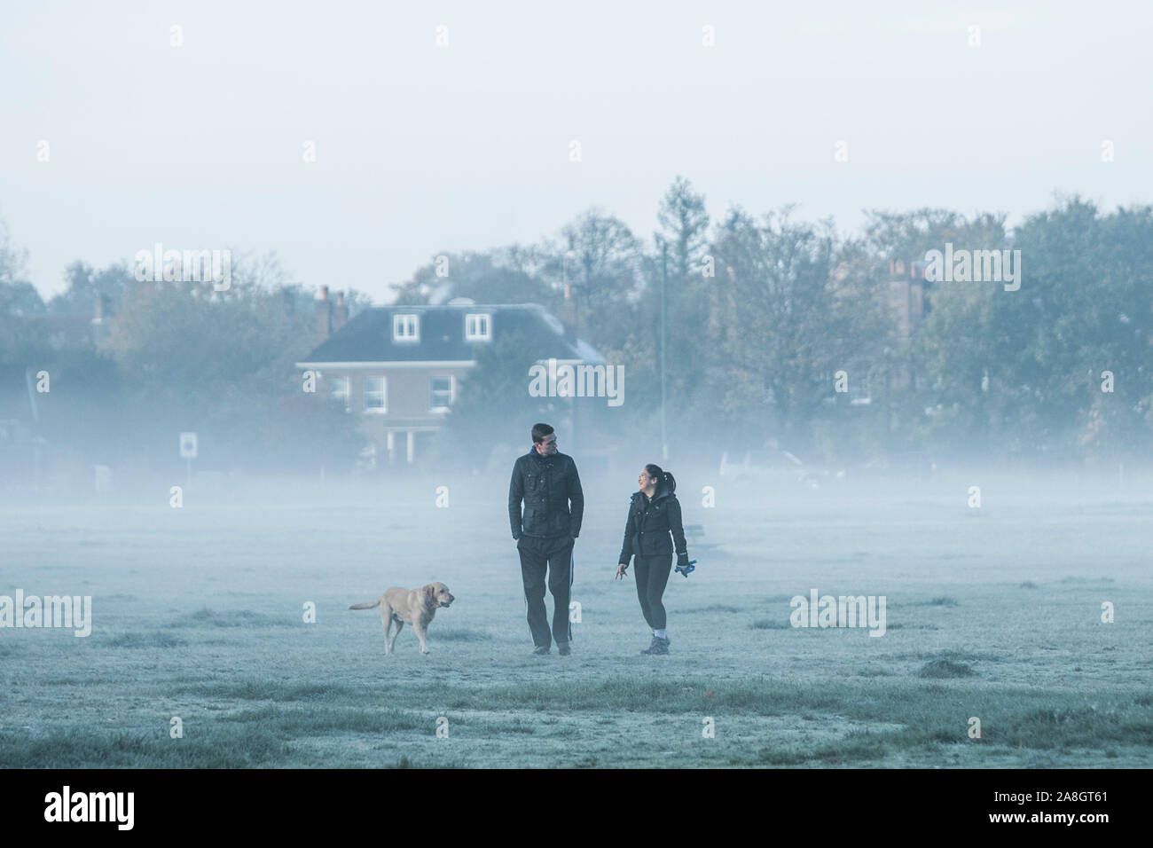 Il torneo di Wimbledon di Londra, Regno Unito. Il 9 novembre 2019. La gente a piedi attraverso un denso strato di mattina presto la nebbia e il gelo su Wimbledon Common come temperature è sceso al di sotto del congelamento per tutta la notte. amer ghazzal /Alamy live News Foto Stock