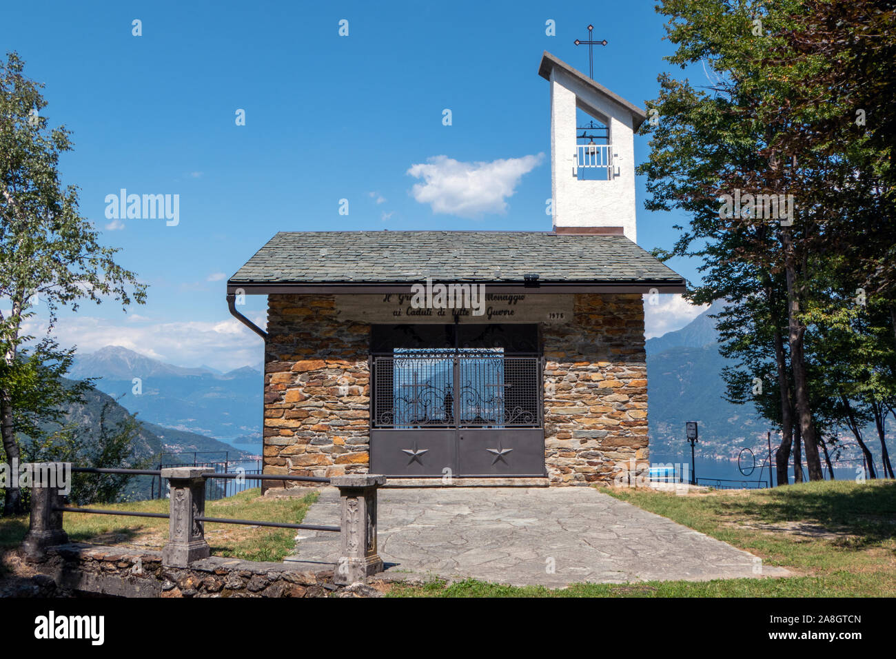 Bella chiesetta sul Monte Crocetta a Menaggio - lago di Como in Italia Foto Stock
