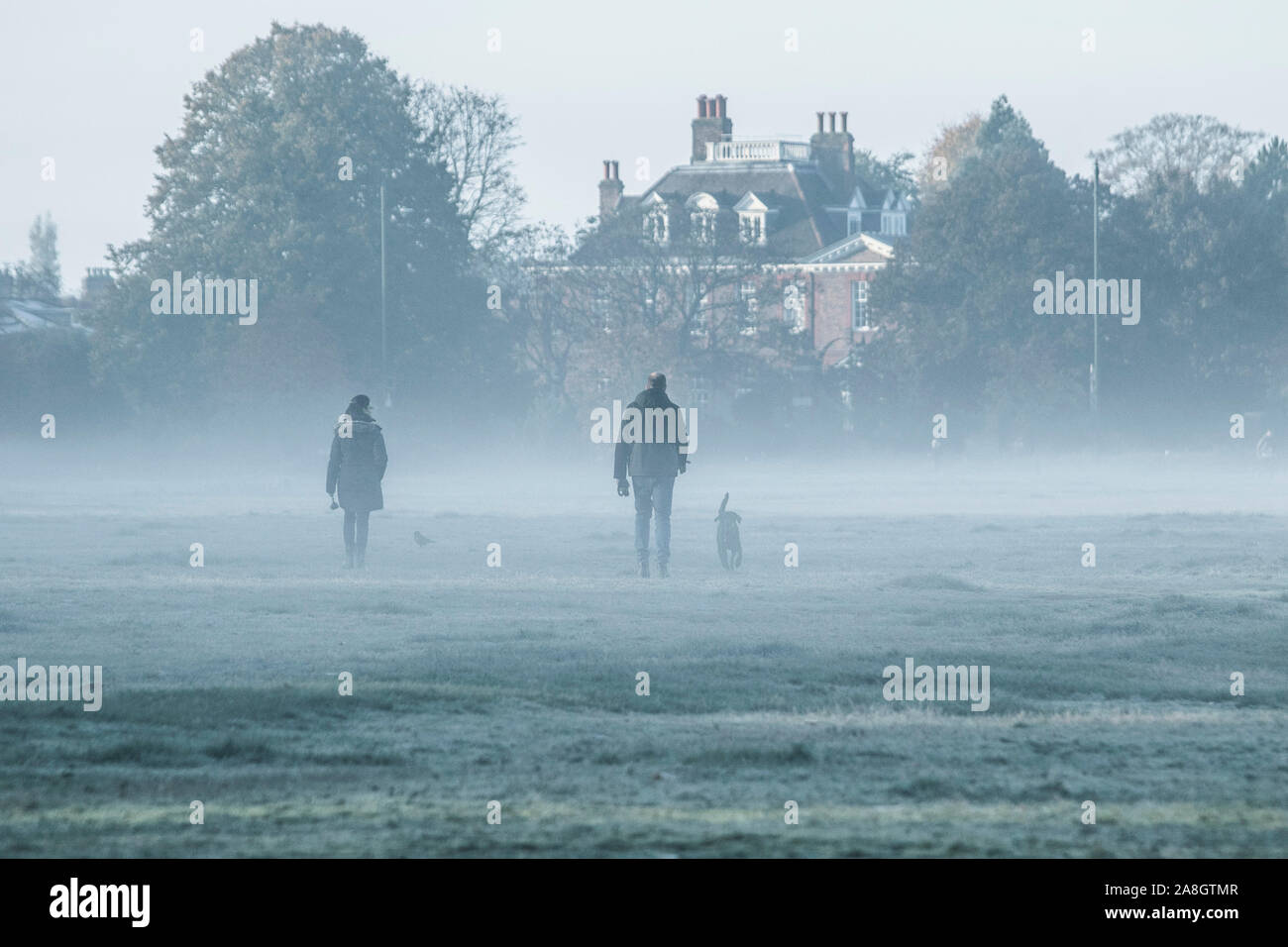 Il torneo di Wimbledon di Londra, Regno Unito. Il 9 novembre 2019. La gente a piedi attraverso un denso strato di mattina presto la nebbia e il gelo su Wimbledon Common come temperature è sceso al di sotto del congelamento per tutta la notte. amer ghazzal /Alamy live News Foto Stock