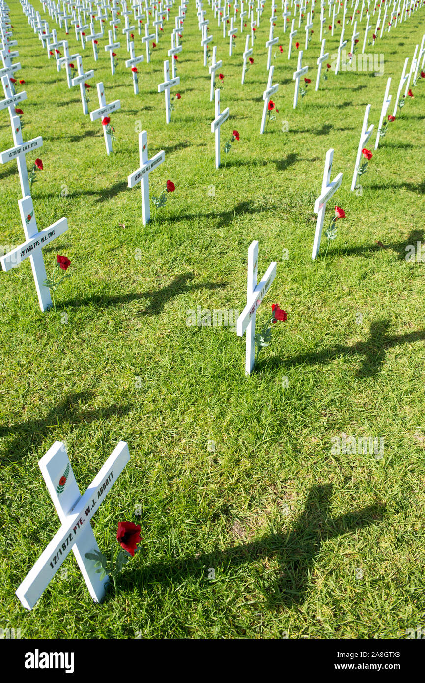 Un campo di croci bianche mark chi è morto il primo giorno di Anzac sbarchi in Galipoli, Turchia durante la prima guerra mondiale, 100 anni fa il 25/ Foto Stock