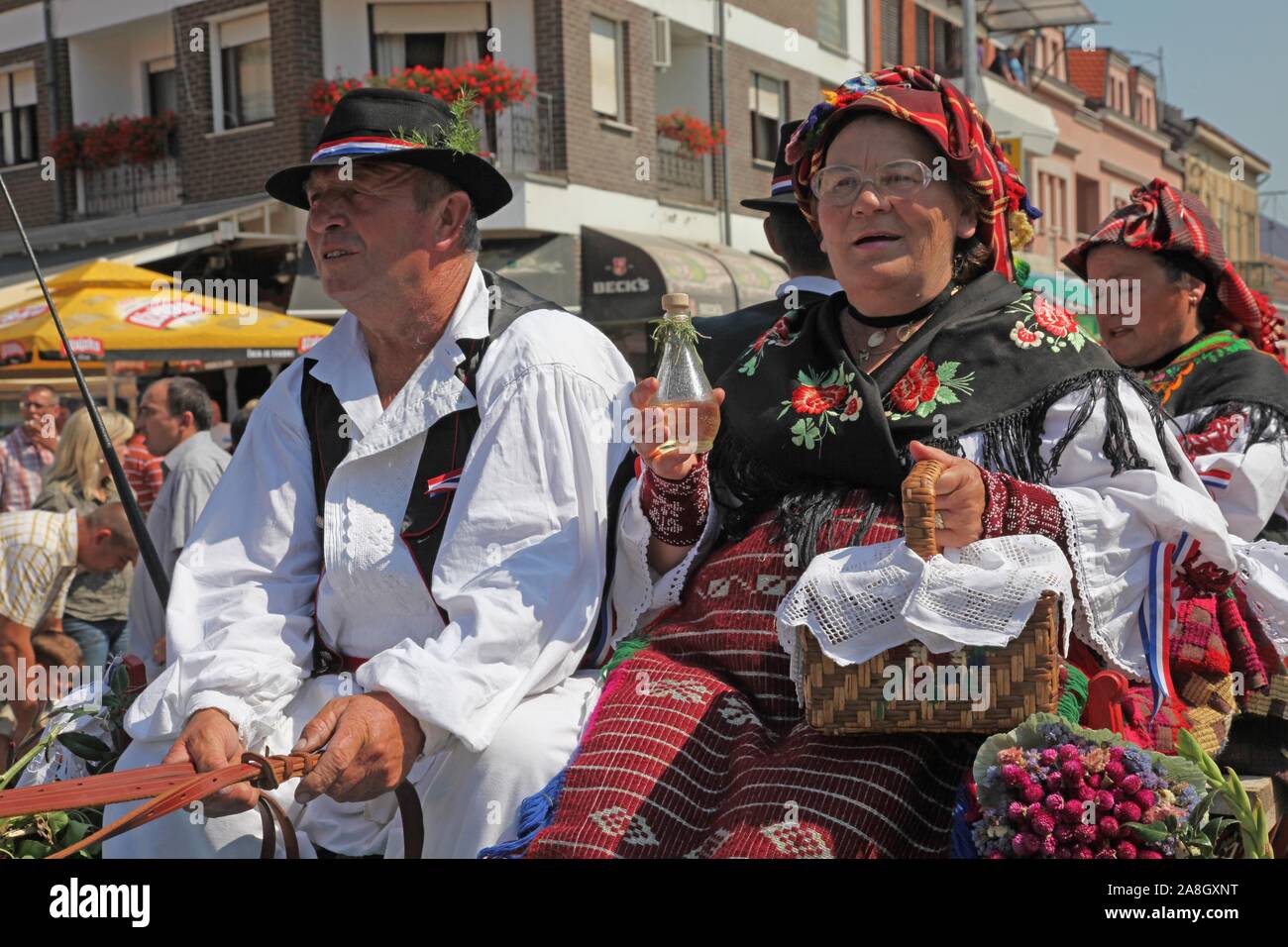 Partecipante sconosciuto in croato costume nazionale presso il cavallo e il carro di nozze visualizza durante Dakovo vezovi (Dakovo Summer Festival) in Dakovo, Croazia Foto Stock