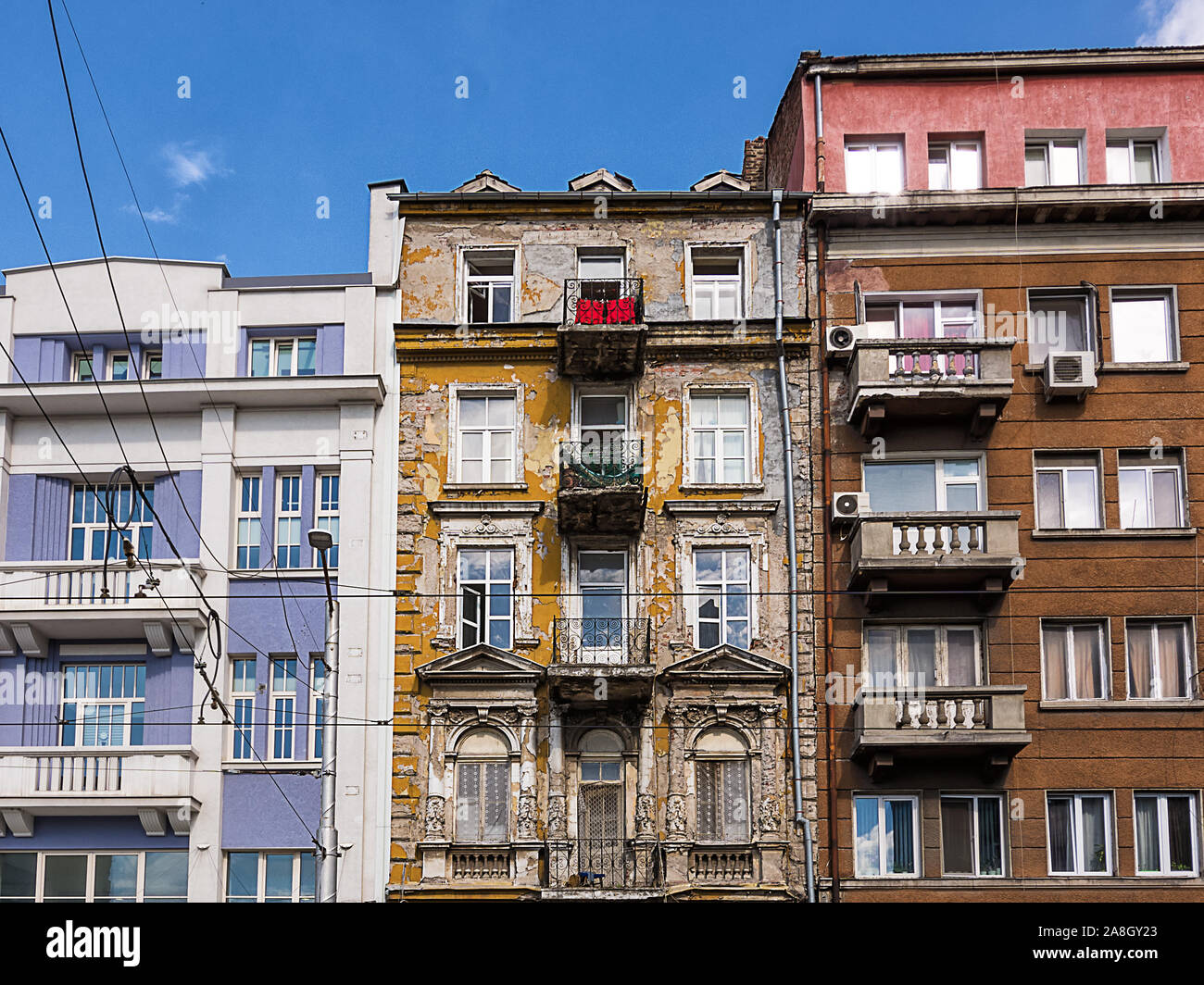 Contrasti tra i nuovi edifici ristrutturati e vecchi edifici fatiscenti nel centro di Sofia (Bulgaria) Foto Stock