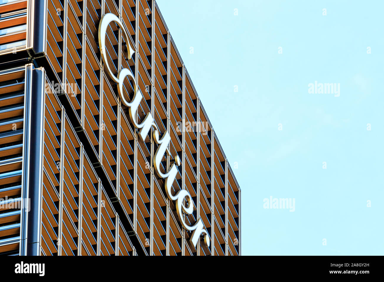 La boutique Cartier Tokyo Ginza la costruzione di dettaglio. Il logo Cartier vicino alla parte superiore del reticolo esterno la parete di facciata. Foto Stock