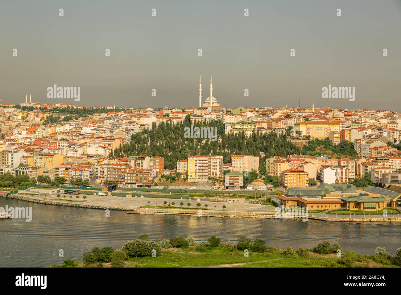 Istanbul , Turchia vista panoramica dal Pier Loti collina in luce del giorno con le nuvole nel cielo Foto Stock