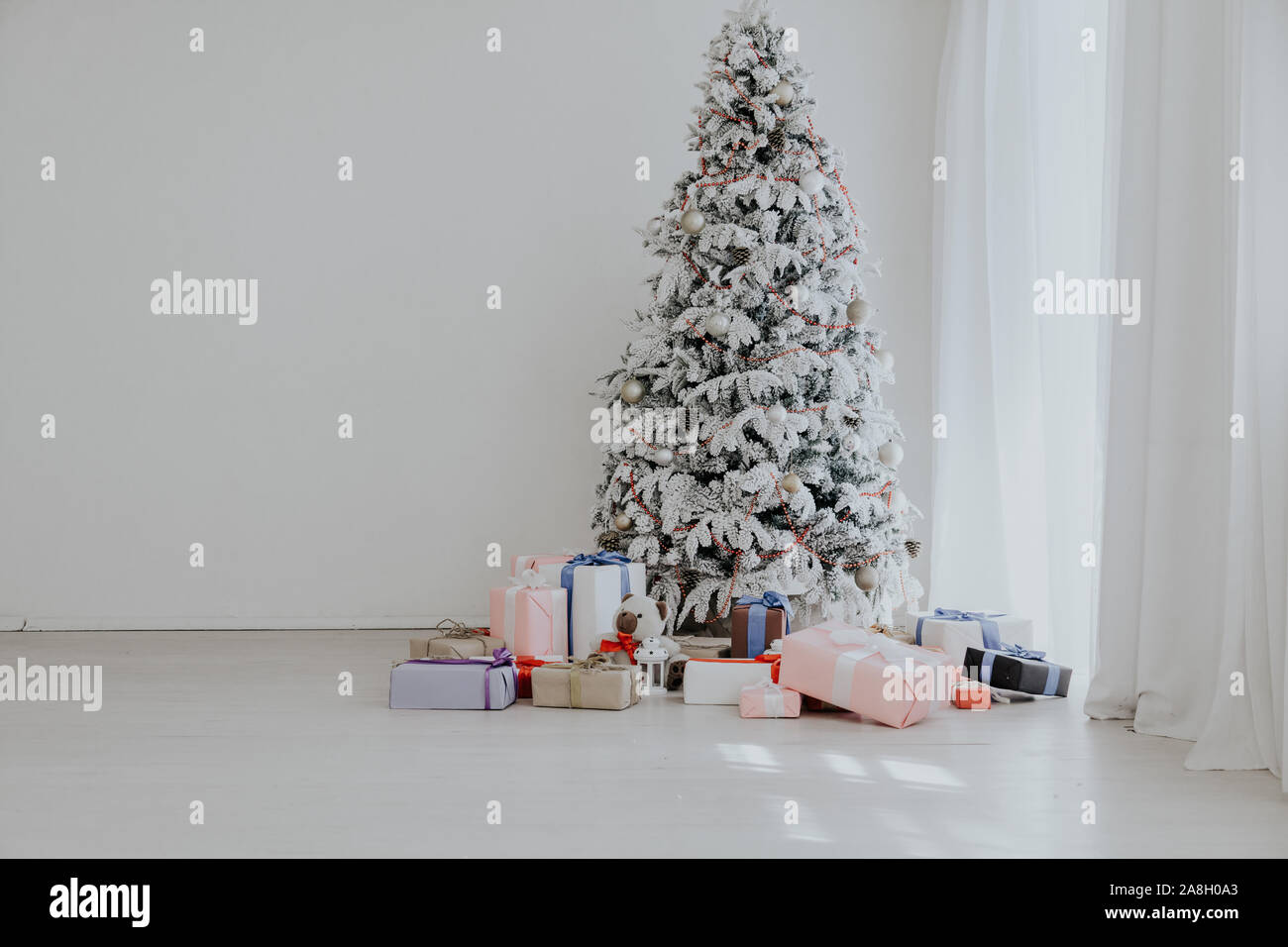 White Christmas tree in konaté con calza-insaccatrici Foto Stock
