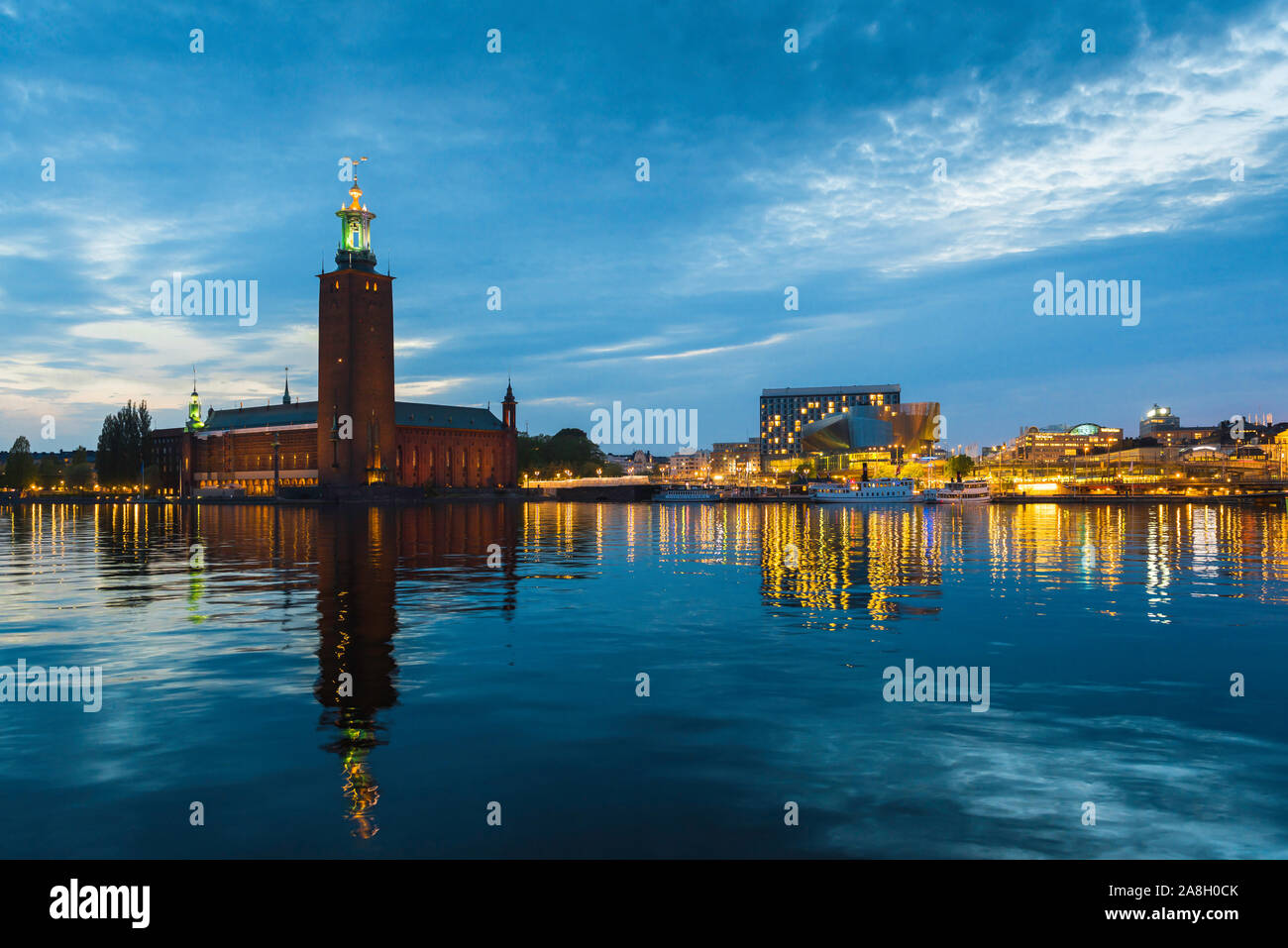 Lo skyline di Stoccolma, estate vista notturna attraverso il Riddarfjärden verso il Kungsholmen (sinistra) e Norrmalm waterfronts, centrale di Stoccolma, Svezia. Foto Stock