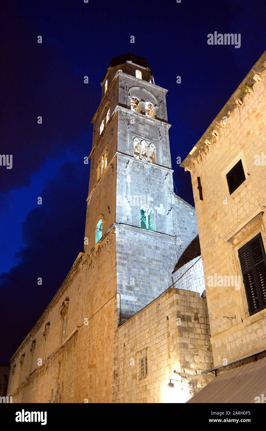 / Dubrovnik Croazia - 10-06-2015 - Torre della chiesa di San Salvatore di Notte nella Città Vecchia (fortezza imperiale) Foto Stock