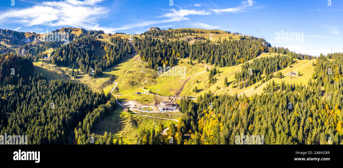 Brauneck montagna in autunno. Panorama dell'antenna. Lenggries, Baviera, Germania. Nuovo Schroedlestein Ski lift Foto Stock