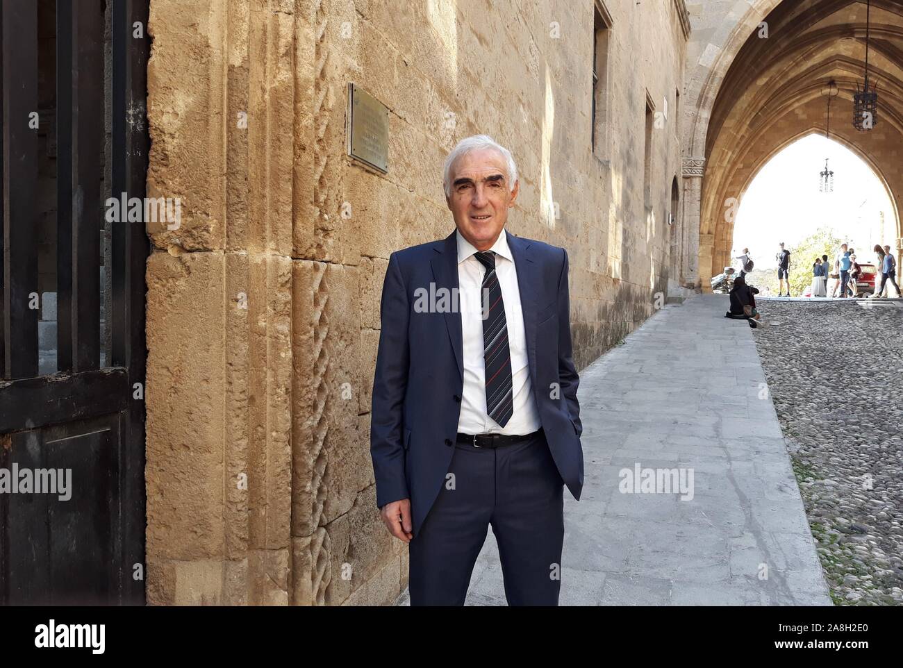 Rodi. 9 Nov, 2019. Dr. Jur. Nikolaos Skourtos, direttore del Mar Egeo istituto di diritto del mare e diritto marittimo, è visto alla porta dell'istituto a Rodi, Grecia, Ottobre 30, 2019. Per andare con 'Intervista: studioso greco chiamate Xi riunione un esperienza di vita' Credit: Xinhua/Alamy Live News Foto Stock