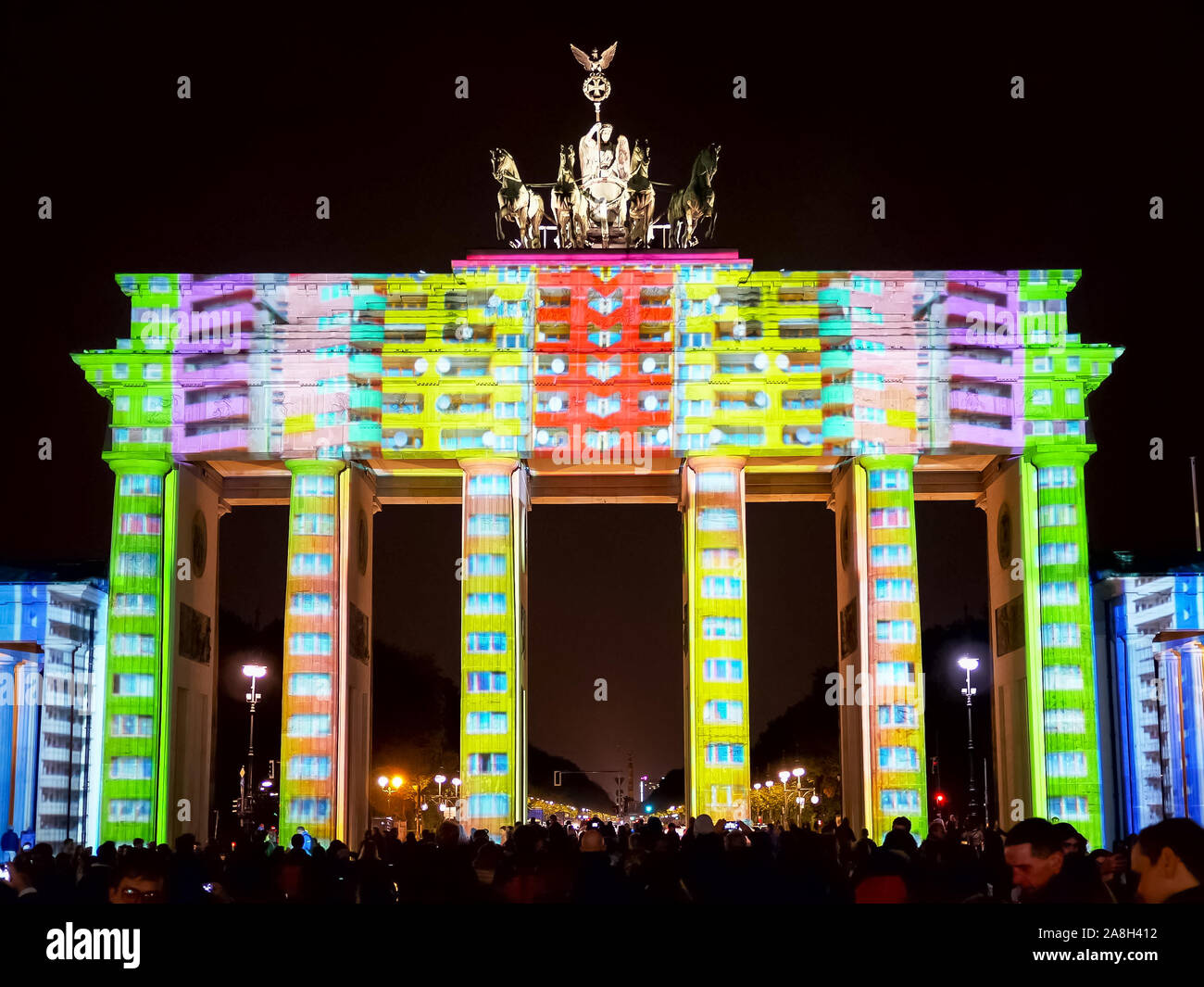 Berlino, Germania Ottobre 7, 2017: Porta di Brandeburgo illuminato con luci colorate durante uno spettacolo di luci a Berlino Foto Stock