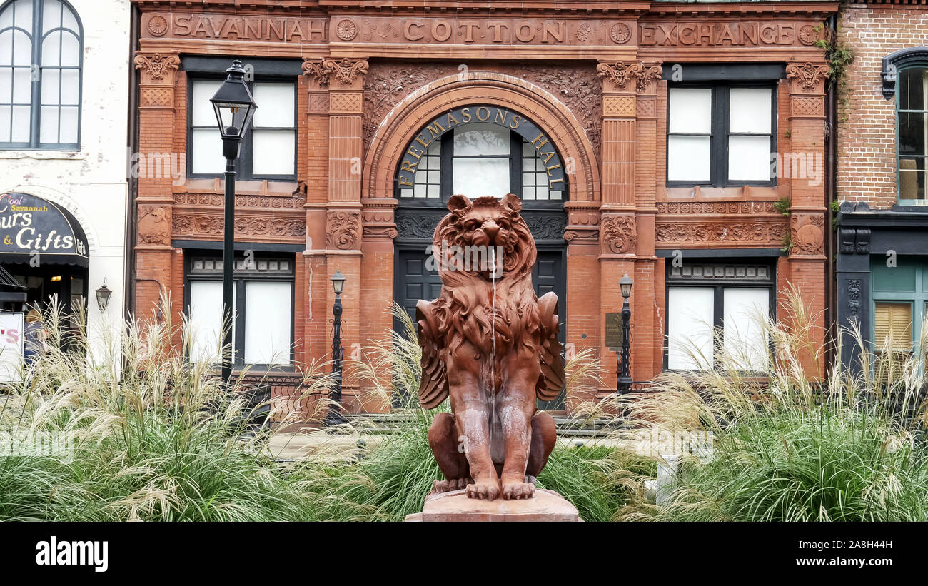 Il Savannah, Georgia, Stati Uniti d'America - OTTOBRE, 22, 2017: close up la statua del leone al di fuori la savana cotton exchange in Georgia Foto Stock