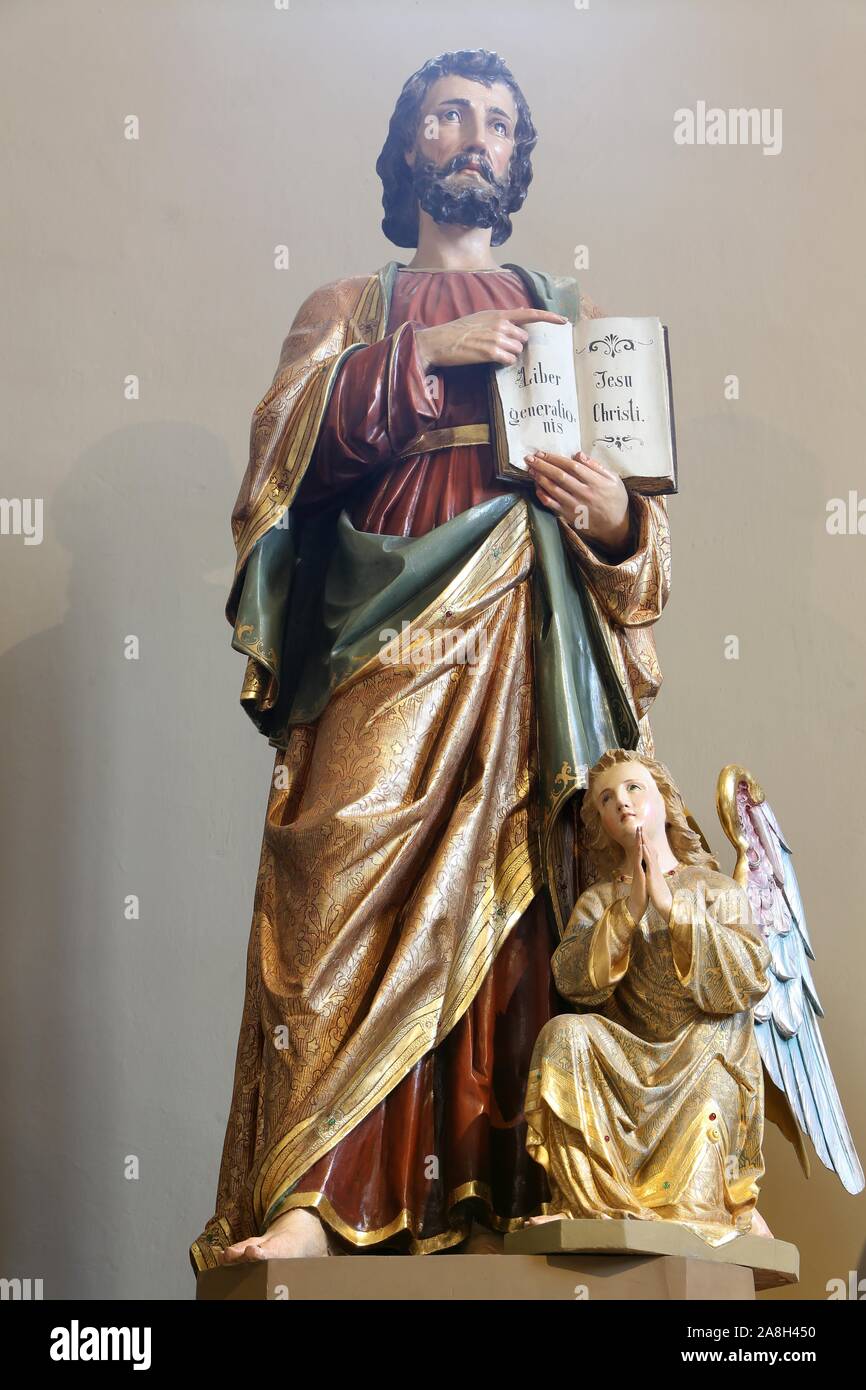 San Matteo Evangelista statua sull'altare maggiore della chiesa di San Matteo in Stitar, Croazia. Foto Stock