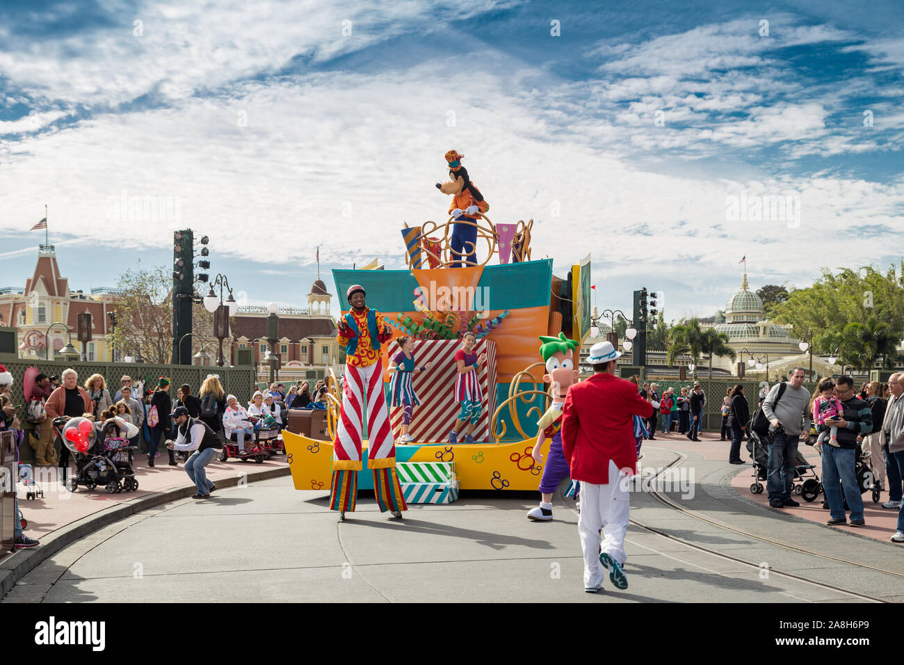 Il personaggio principale di Disney, Goofy Surprise Celebration, parata sulla Main Street nel Magic Kingdom al Walt Disney World di Orlando, Florida, USA Foto Stock