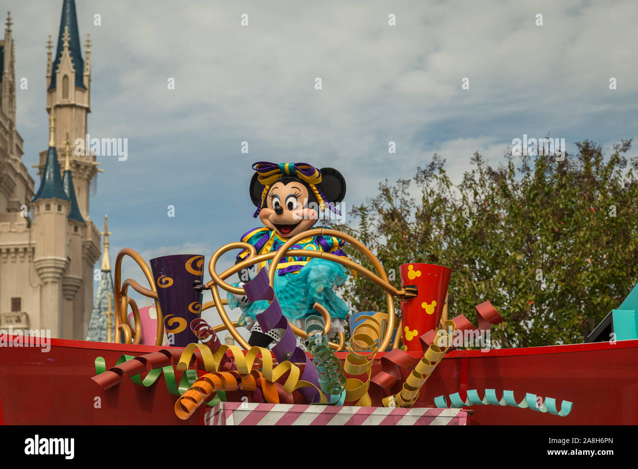 Il personaggio principale di Disney, Minnie Surprise Celebration, parata sulla Main Street nel Magic Kingdom al Walt Disney World di Orlando, Florida, USA Foto Stock