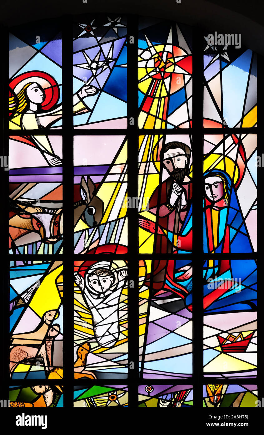 Scena della natività, vetrata di Saint Lawrence chiesa in Kleinostheim, Germania Foto Stock