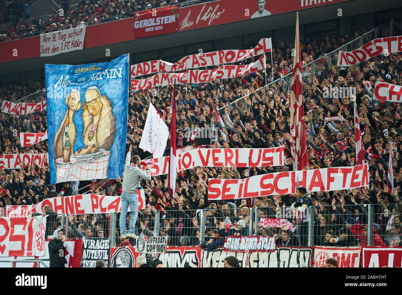 Il calcio 1.FC Köln - Hoffenheim, Colonia Novembre 08, 2019. ventole visualizza banner contro FC-Sportchef Armin Veh , FC-Geschäftsführer Alexander Wehrle 1.FC Köln - TSG 1899 HOFFENHEIM 1-2 - DFL REGOLAMENTI VIETANO QUALSIASI USO DI FOTOGRAFIE come sequenze di immagini e/o quasi-VIDEO - 1.della Lega calcio tedesca , colonia, Novembre 08, 2019 stagione 2019/2020, undicesima giornata, FCB, München © Peter Schatz / Alamy Live News Foto Stock