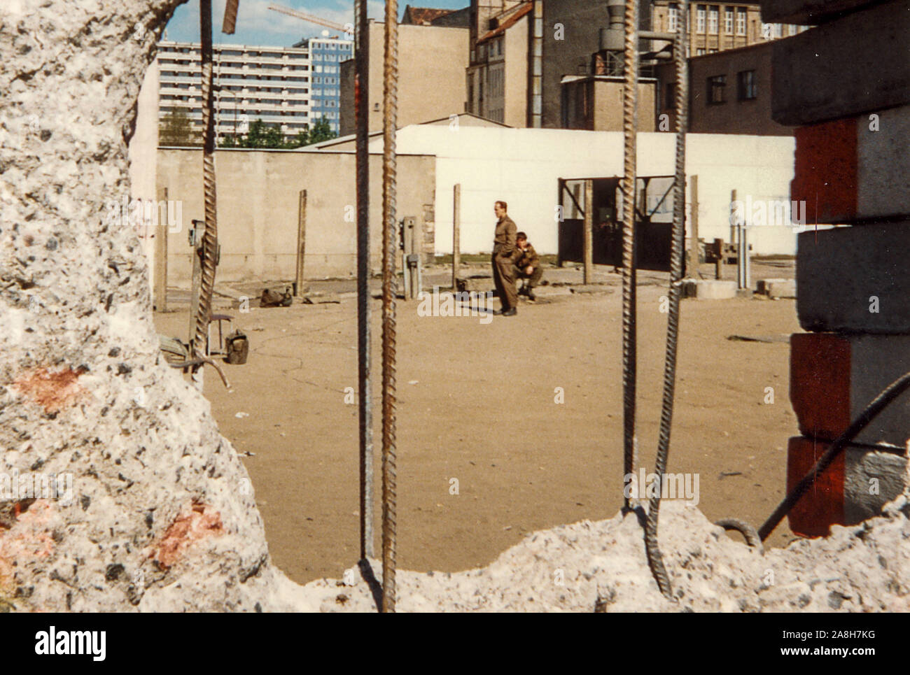 Michael Scott/Alamy Live News - Berlino, Germania Aprile 1990 - Est i soldati tedeschi ancora sul dazio pagato anche se la parete è sceso mesi prima. Fotografato attraverso un foro nella parete in aprile 1990 mesi dopo la caduta del muro di Berlino nel 1989. Foto Stock