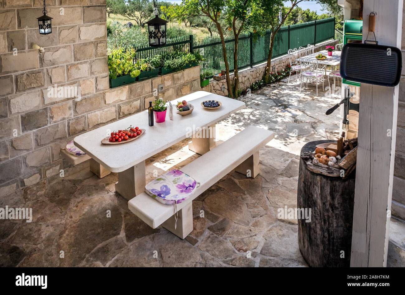 Impostazione tabella preparata per una cena con vista sul mare Mediterraneo Foto Stock