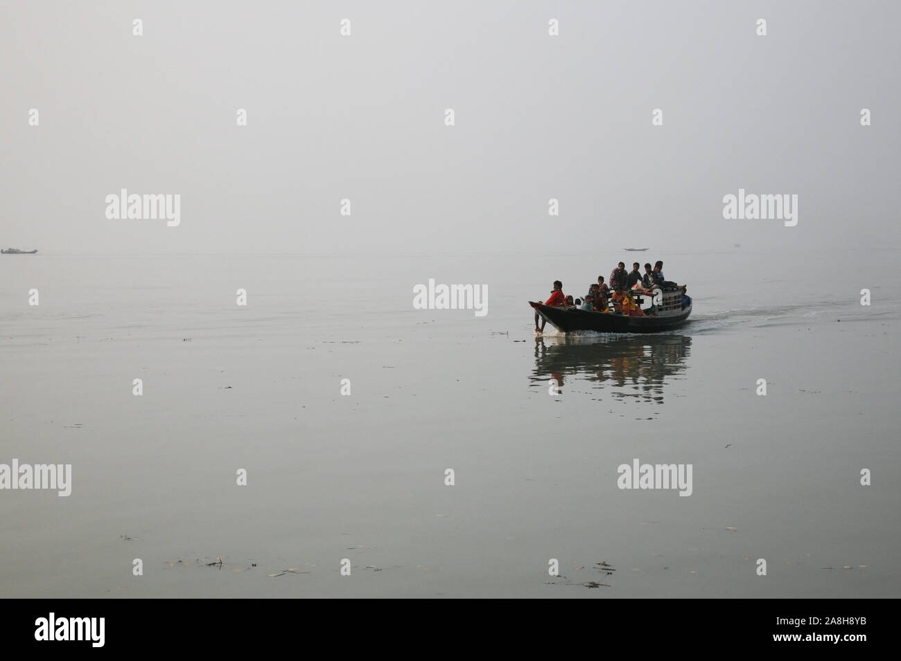 Foschia mattutina sul santissimo di fiumi in India. Delta del Gange in Sundarbans, West Bengal, India Foto Stock