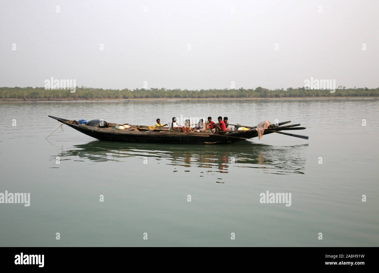 Tradizionale barca da pesca nel delta del Gange fiume nella giungla della Sundarbans National Park, India Foto Stock