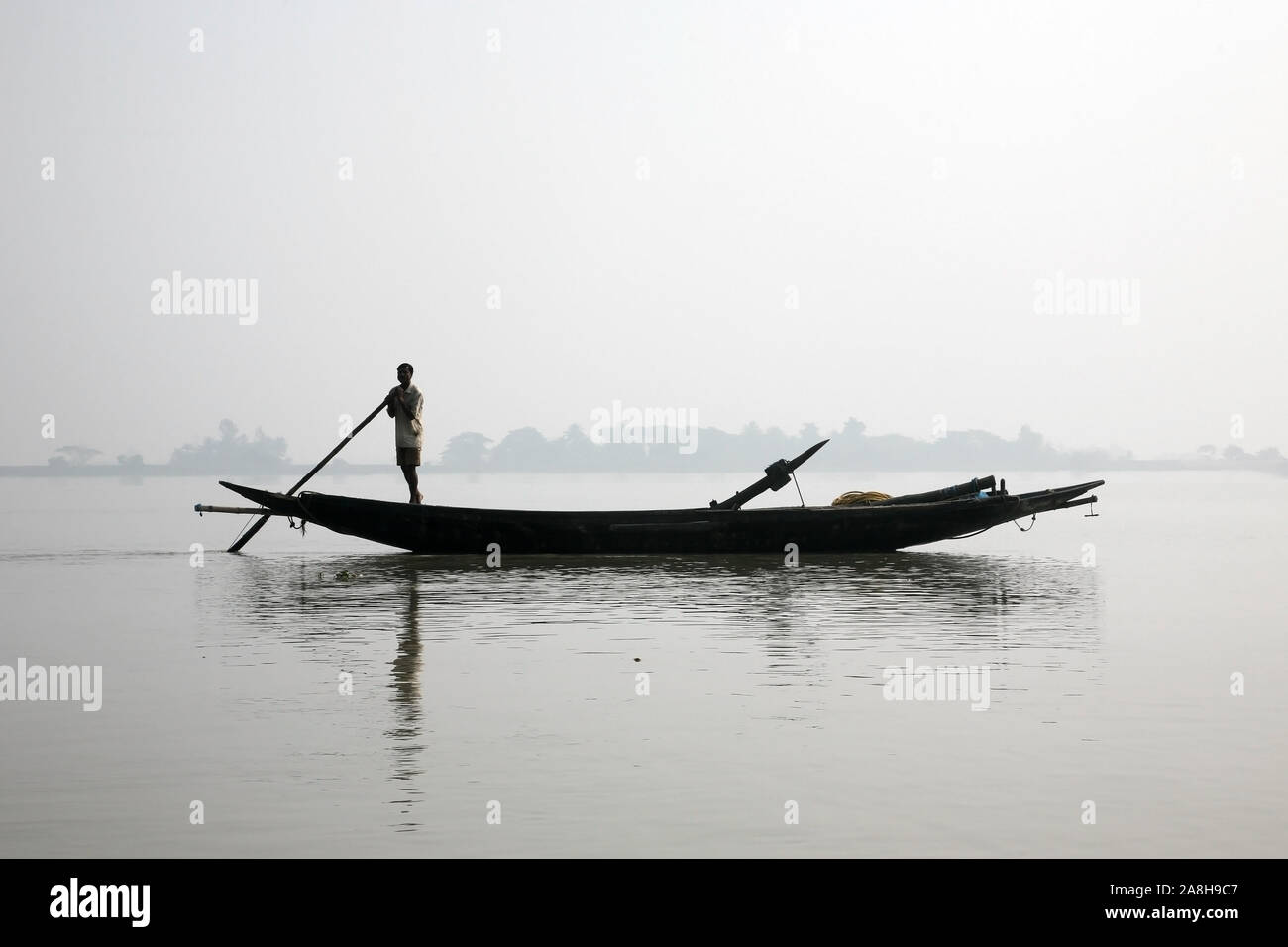 Foschia mattutina sul santissimo di fiumi in India. Delta del Gange in Sundarbans, West Bengal, India Foto Stock
