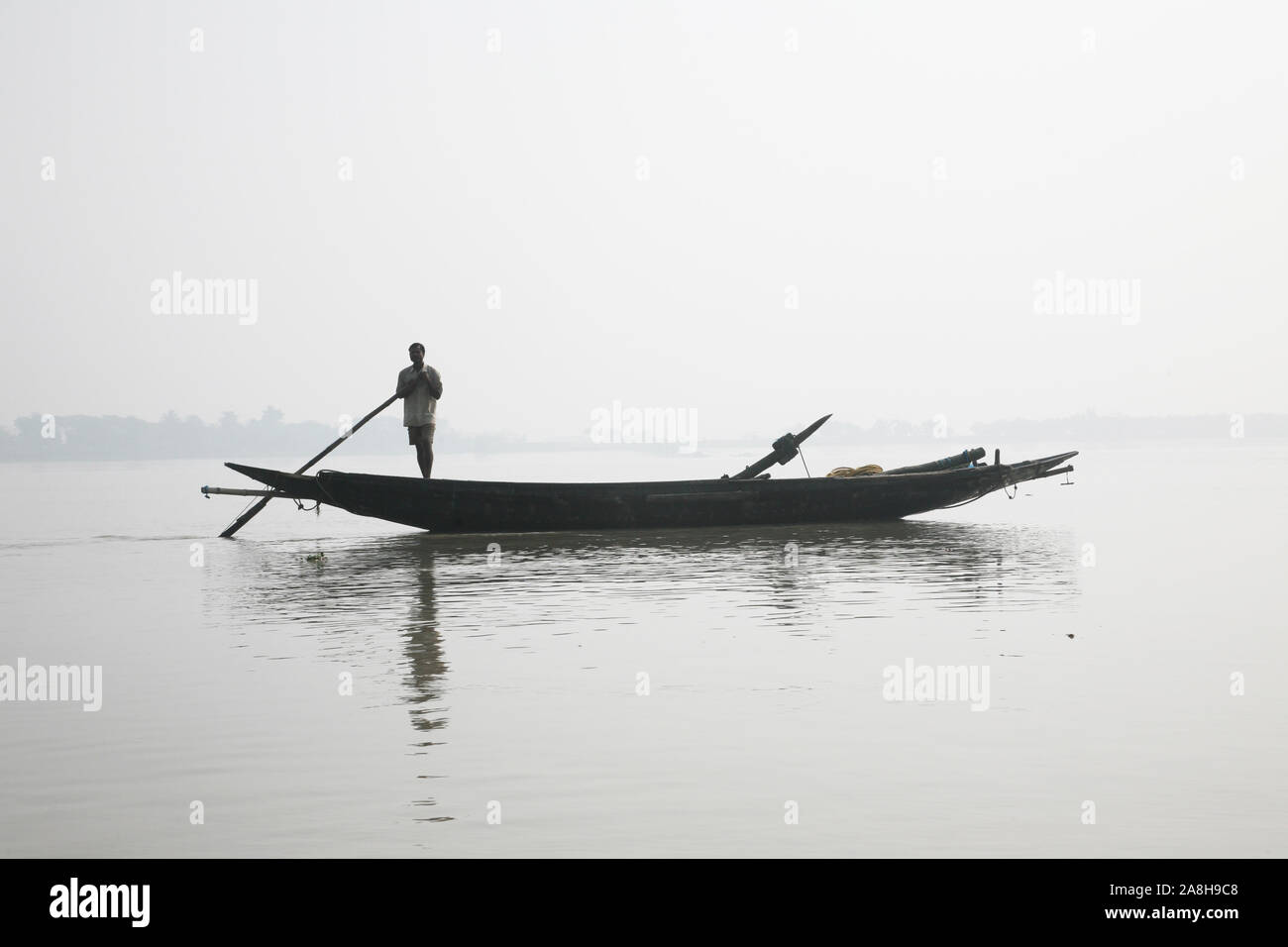 Foschia mattutina sul santissimo di fiumi in India. Delta del Gange in Sundarbans, West Bengal, India Foto Stock