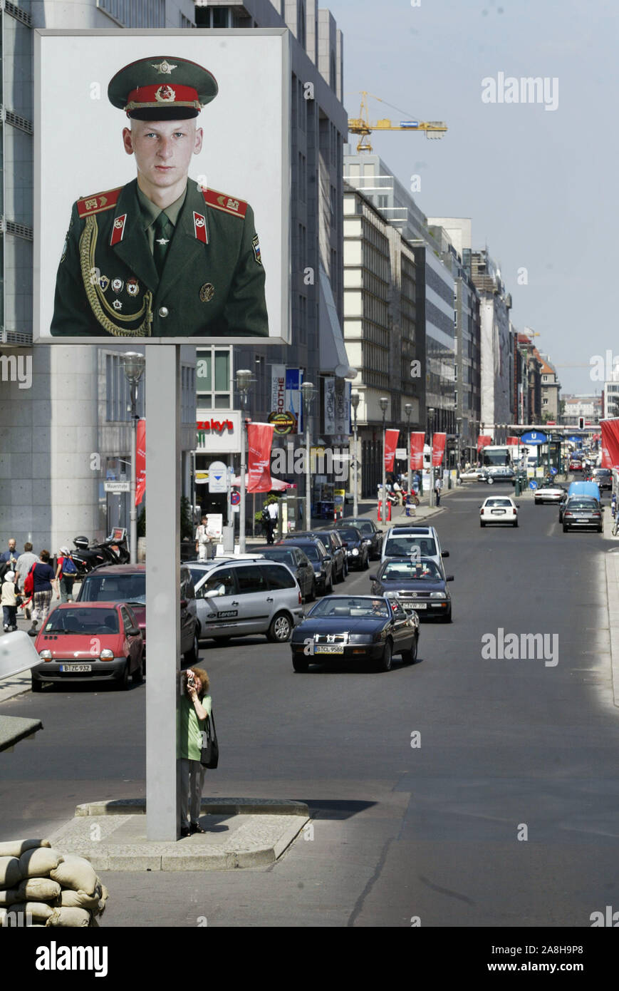 Fotografia tourist al Checkpoint Charlie, Berlin, che è stato uno dei più celebri valichi di confine tra Berlino Ovest e Berlino Est tra il 1945 e il 1990. Il Checkpoint Charlie (o 'Checkpoint c' era il nome dato dagli Alleati occidentali per i più noti del muro di Berlino in punto di incrocio tra Berlino Est e Berlino Ovest durante la guerra fredda (1947-1991).Photo Jeppe Gustafsson Foto Stock