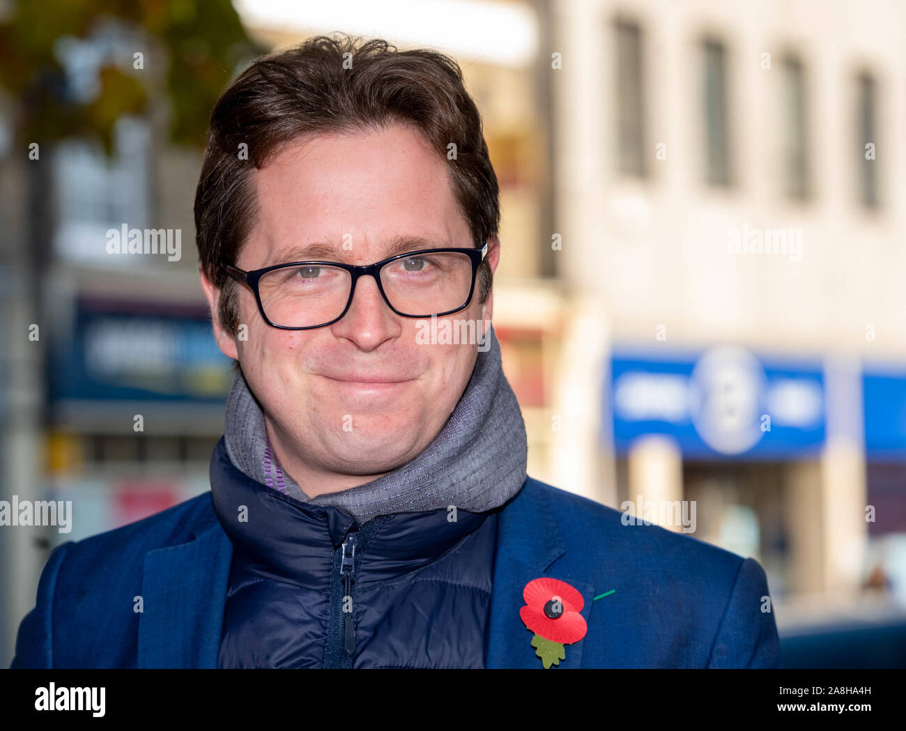 Brentwood Essex REGNO UNITO 9 Nov 2019 elezione generale, Alex Burghart, candidato conservatore per Brentwood e Ongar constitunecy e privata ex Segretario Parlamentare per Boris Johnson, fuori la campagna con il suo team in Brentwood Essex UK Credit Ian DavidsonAlamy Live News Foto Stock
