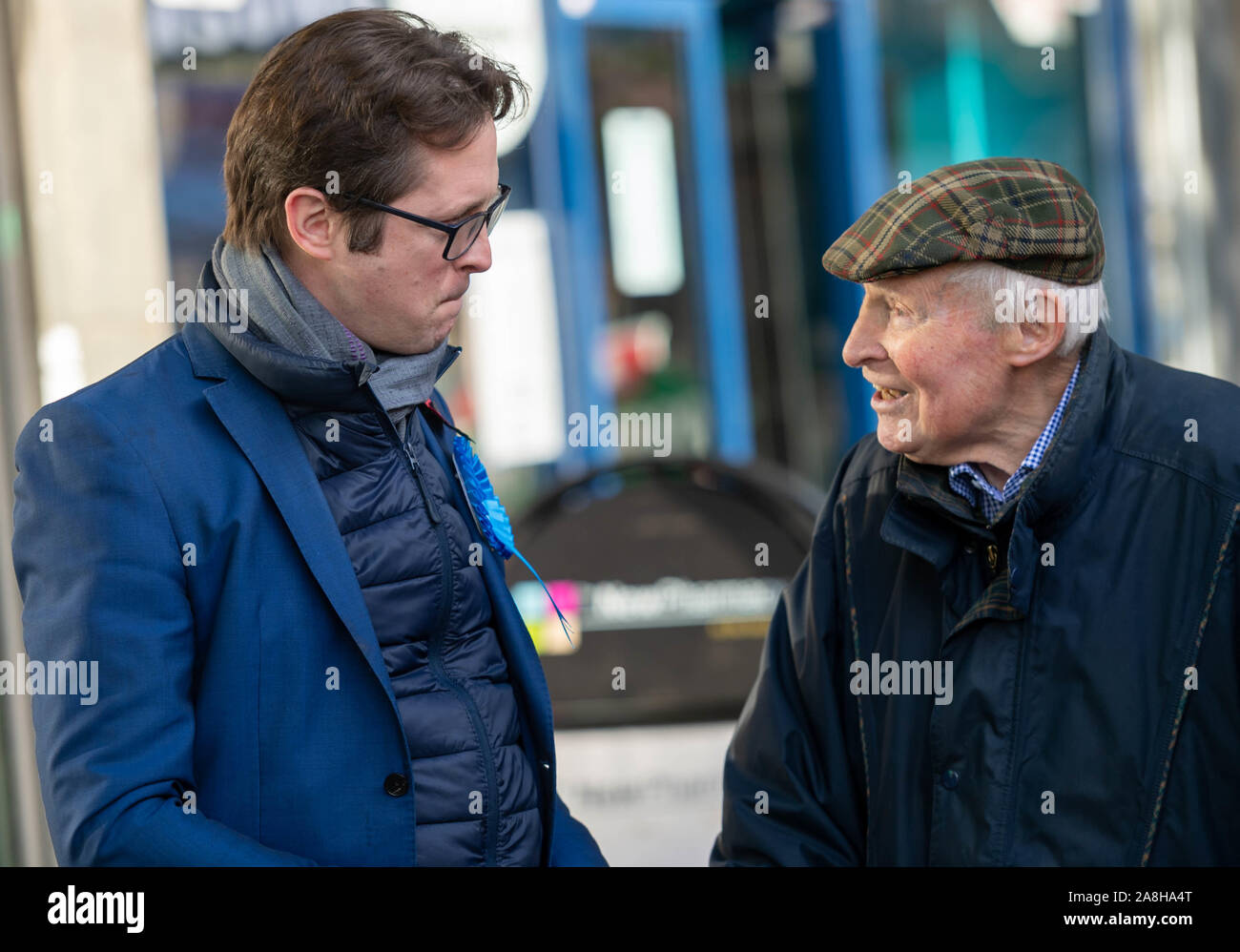 Brentwood Essex REGNO UNITO 9 nov. 2019 elezione generale, Alex Burghart, candidato conservatore per Brentwood e Ongar constitunecy e privata ex Segretario Parlamentare per Boris Johnson, fuori la campagna con il suo team in Brentwood Essex UK Credit Ian DavidsonAlamy Live News Foto Stock