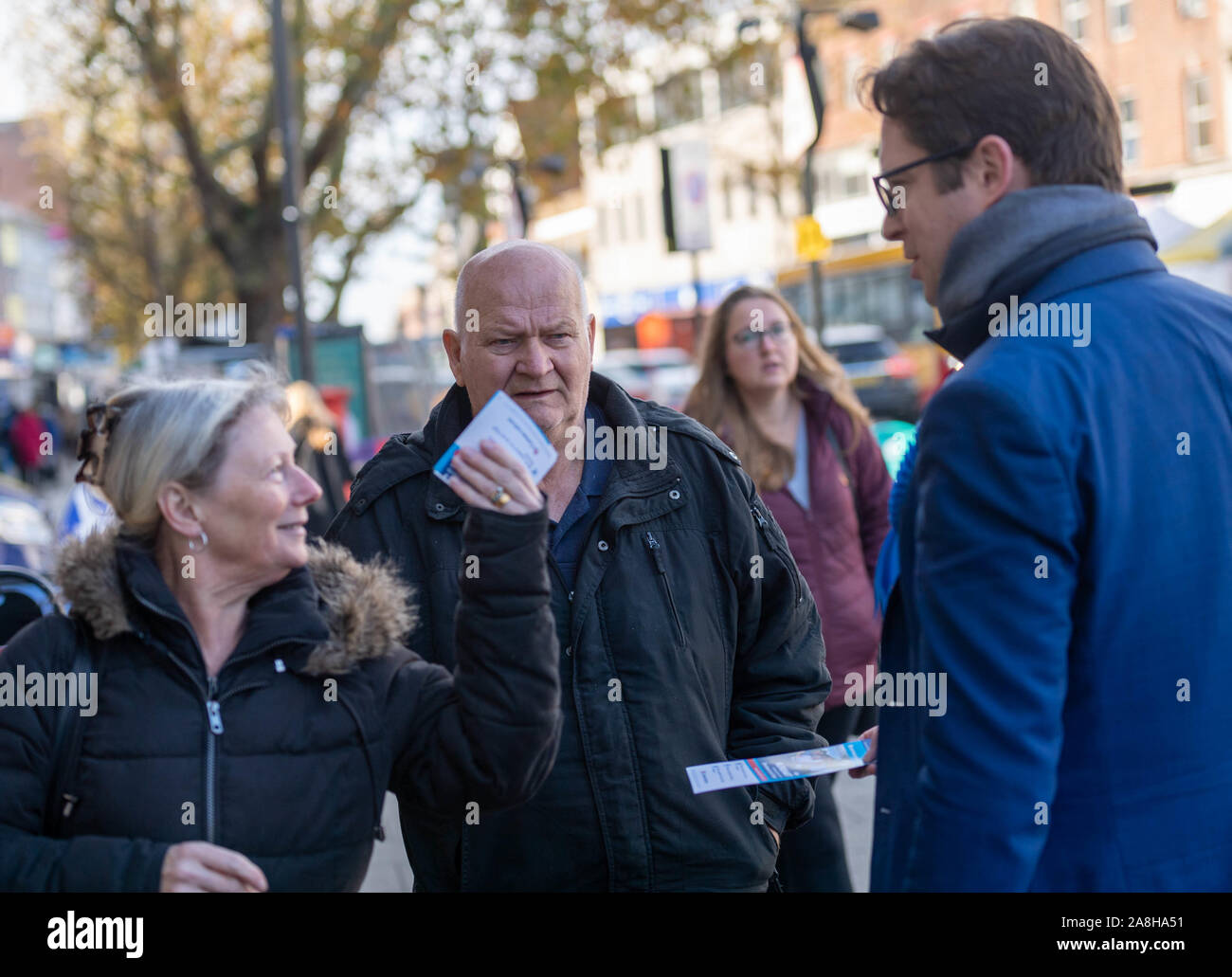 Brentwood Essex REGNO UNITO 9 Nov.2019 elezione generale, Alex Burghart, candidato conservatore per Brentwood e Ongar constitunecy e privata ex Segretario Parlamentare per Boris Johnson, fuori la campagna con il suo team in Brentwood Essex UK Credit Ian DavidsonAlamy Live News Foto Stock