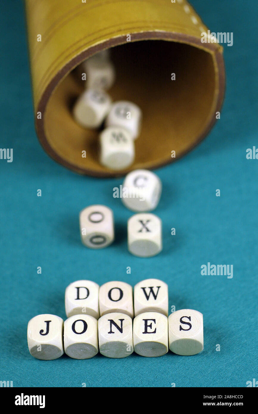Würfel zeigen das Wort Dow Jones, Foto Stock